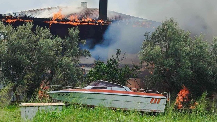 Lüks Villa Alevlere Teslim Oldu