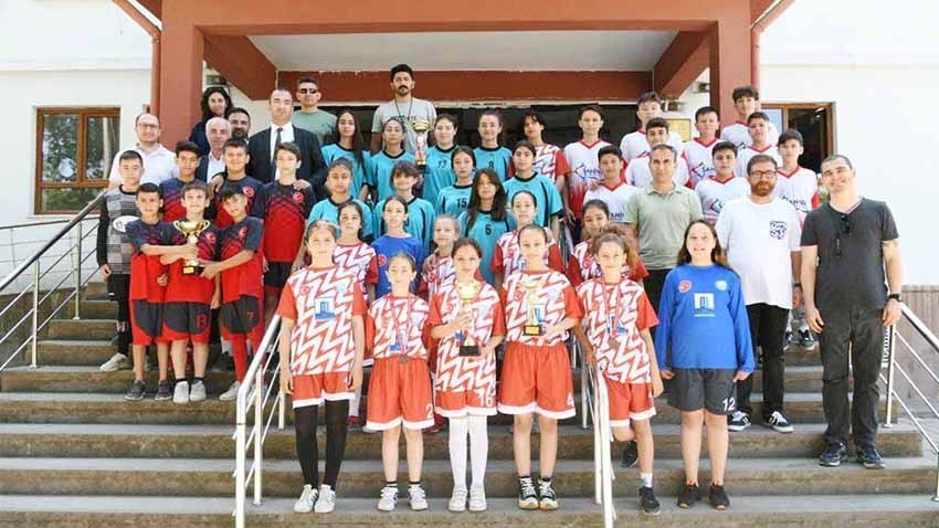 Futsal Turnuvasında Plevne ortaokulu sporcularının başarısı