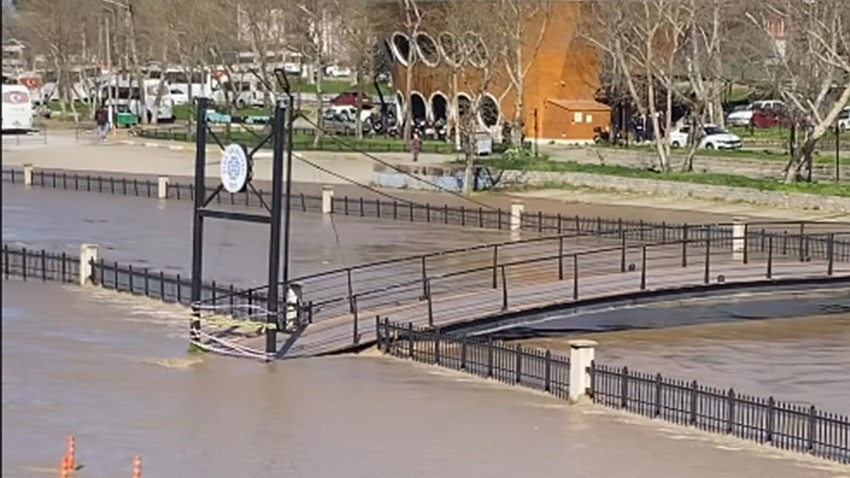 5 Köy Yolu Sular Altında, Ulaşım Felç Oldu