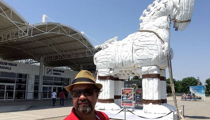 “Troy” Gösterisinde Yer Alan Tahta At, Antalya Havaalanı Dış Hatlar Terminali'nde Antalya’da Troia Rüzgarı