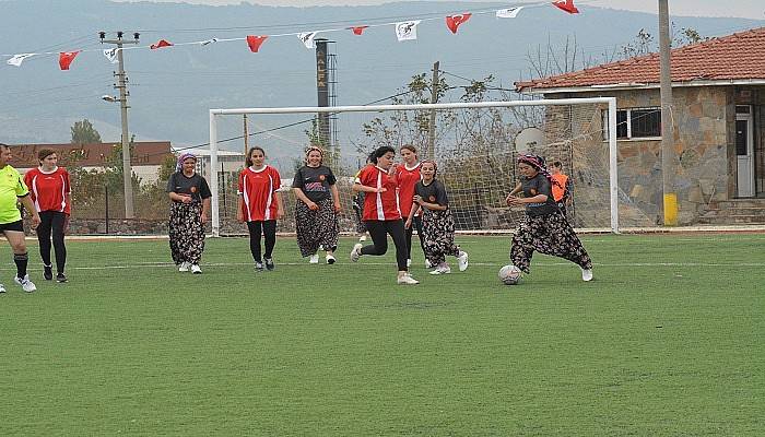 En renkli futbol maçı; Yeşil sahaya şalvarlarıyla çıktılar