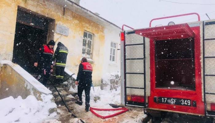 Ezine’de köy okulunda yangın