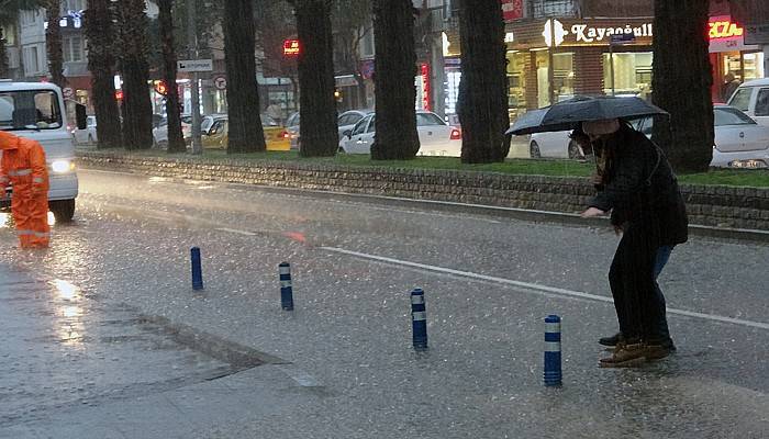  Çanakkale'de sağanak yağış etkili oluyor!