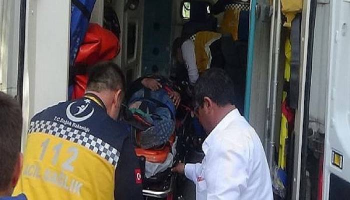 Kazada başında kask bulunmayan anne ağır yaralandı (VİDEO)