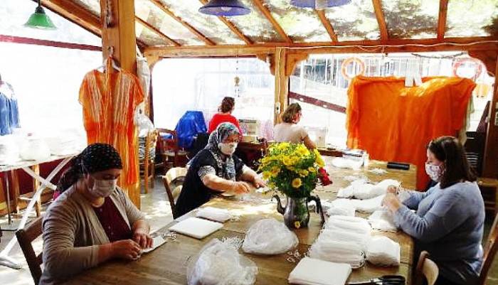 VAKA GÖRÜLMEYEN BOZCAADA'DA KADINLAR, GÖNÜLLÜ MASKE ÜRETİYOR