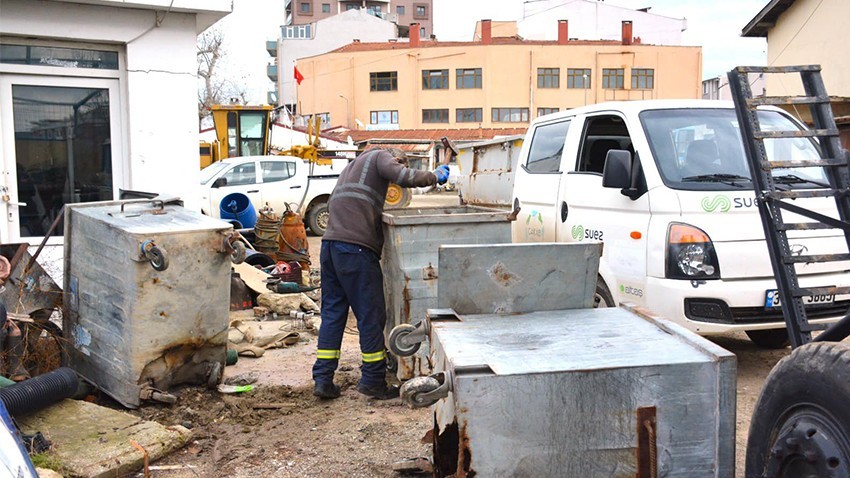 Lapseki'de çöp konteynerlarının temizlik ve bakım çalışmaları sürüyor