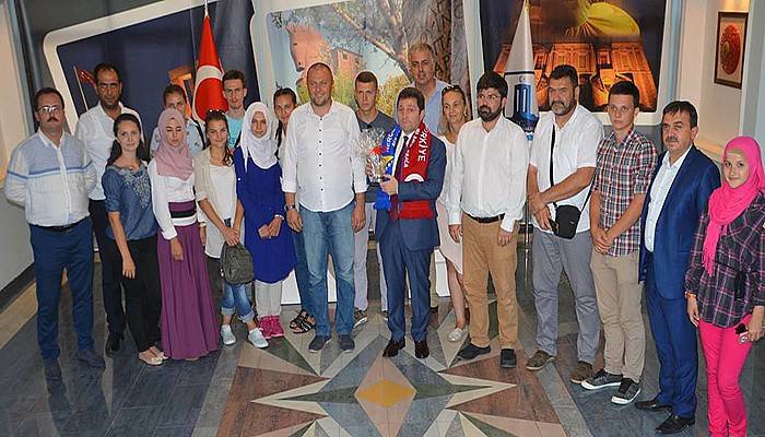 Vali Tavlı Bosnalı öğrencileri ağırladı