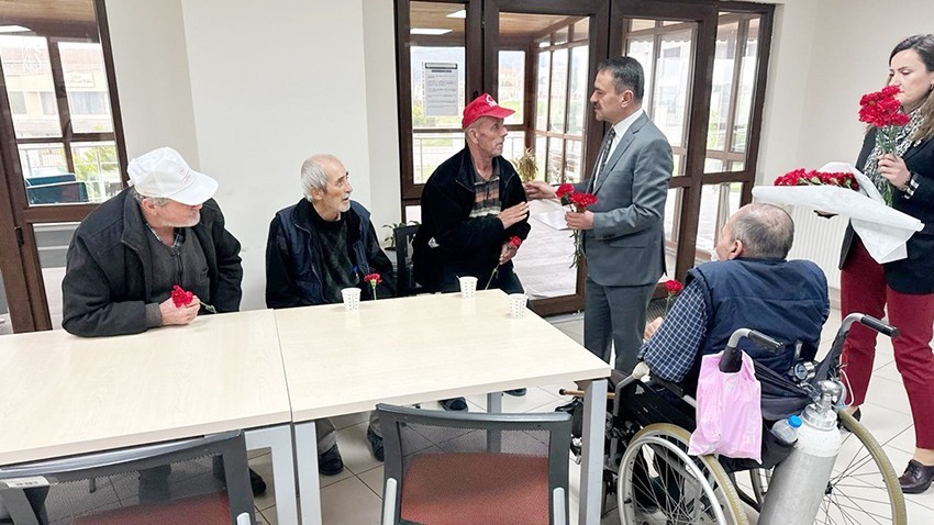 Vali Aktaş, huzurevini ziyaret etti