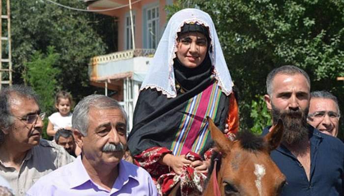 Tunceli'de 'atlı gelin' geleneği yaşatıldı