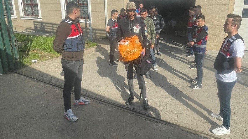 Kocaeli'de 28 düzensiz göçmen sınır dışı edildi