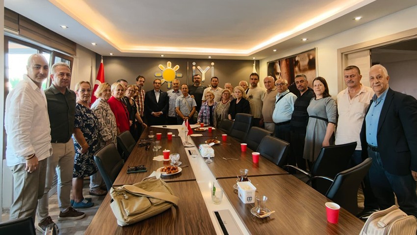 İYİ Parti’de Üyelere Rozet Töreni