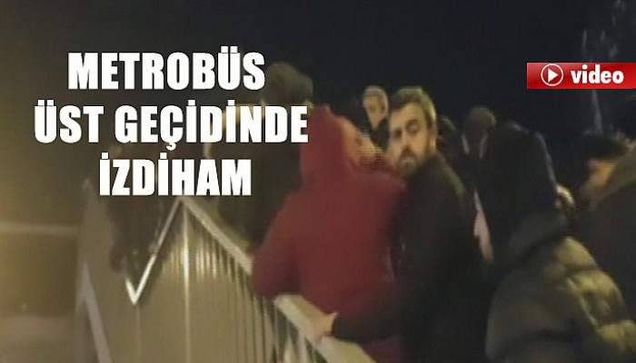  Metrobüs üst geçidinde izdiham