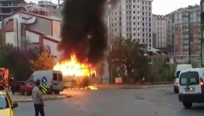 Servis minibüsü alev alev yandı