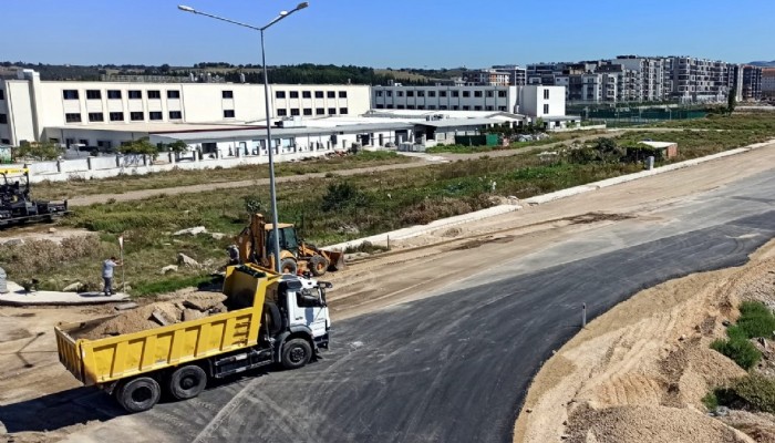 Caddelerde kavşak ve asfaltlama çalışmaları sürüyor