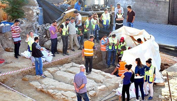 Temel kazısında 2 bin 400 yıllık oda mezar bulundu