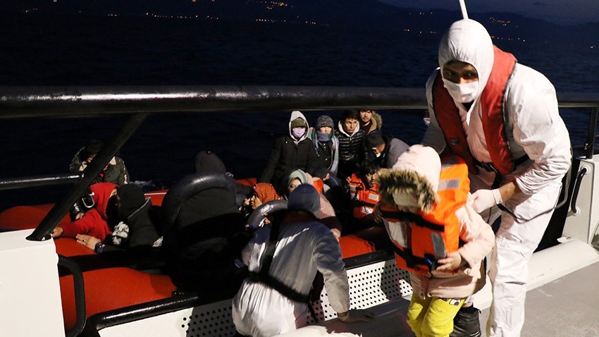 77 düzensiz göçmeni yakaladı