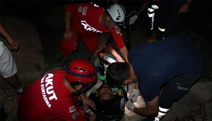 35 metreden düştü, yaralı olarak kurtuldu