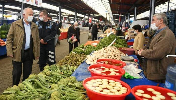 Başkan Gökhan pazar esnafını ziyaret etti