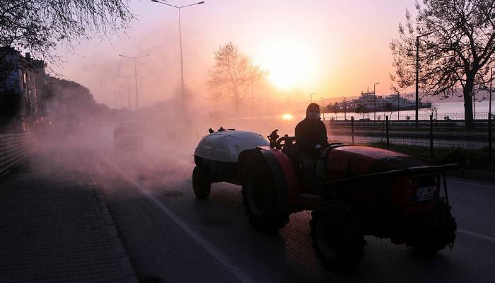 Cadde ve sokaklarda meyve ilaçlama tankerleriyle dezenfeksiyon