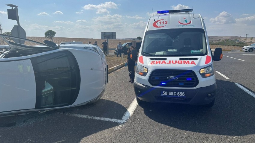 Minibüs ve otomobilin çarpıştığı kazada 3 kişi yaralandı