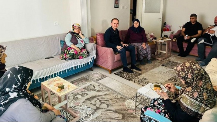 Ayvacık Kaymakamı Salih Sak, Anneler Günü'nde Şehit Jandarma Er Murat Elibol’un Annesini Ziyaret Etti