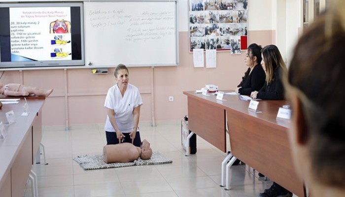 Okullardaki Acil Durumlar İçin Yaklaşık 500 Bin İlk Yardımcı Daha Yetişecek