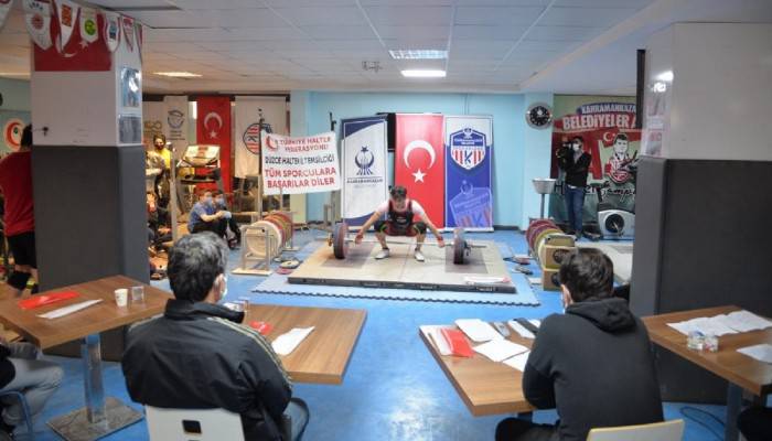 Genç halterciler şehitler için podyuma çıktı