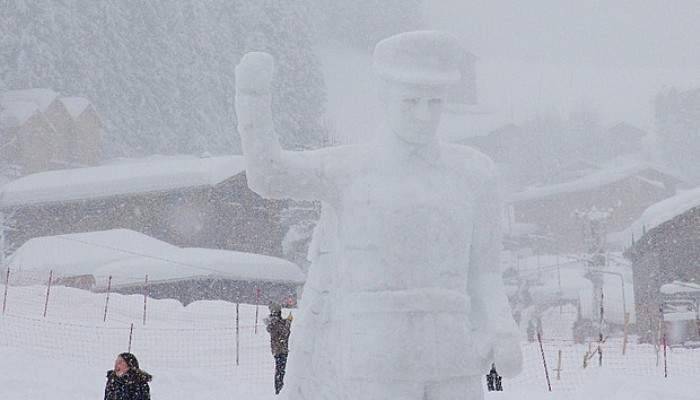 Kardan Atatürk figürü yaptılar
