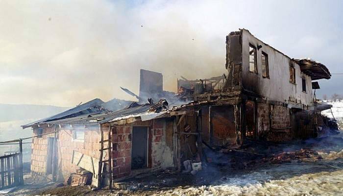 Kış günü yangında evsiz kaldılar