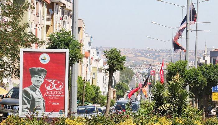 Kepez Bayraklar ve Atatürk Posterleri ile Donatıldı