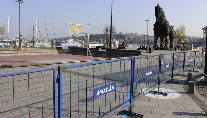 Çanakkale’de kordon boyu polis barikatlarıyla kapatıldı