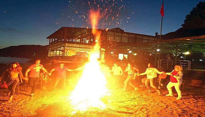 Kaz Dağları’nın eteğinde kamp ateşi