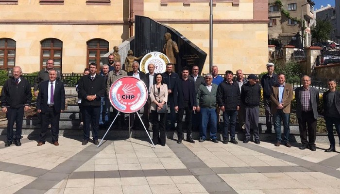 CHP de Atatürk Anıtı'na çelenk sundu