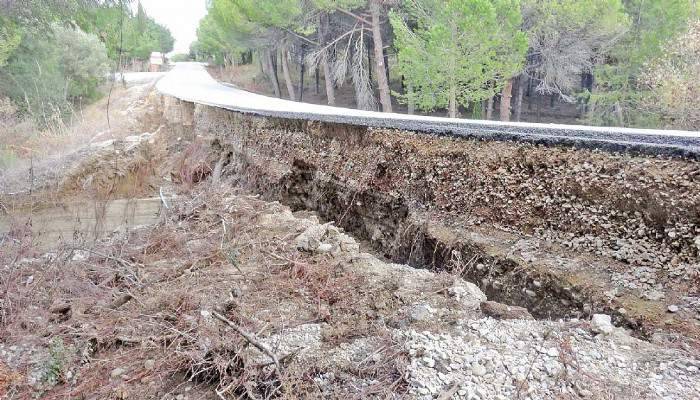 Şehitliğine giden yollardan biri trafiğe kapandı