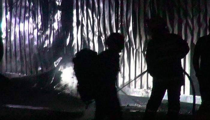 İşçilerin kaldığı konteynerlar yandı