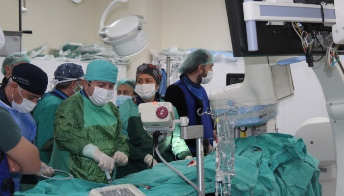 ÇOMÜ Hastanesinde Başarılı Ameliyat TAVİ Yöntemi ile Kalp Kapağı Takıldı 