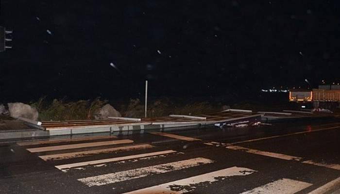 Zonguldak'ta reklam tabelaları fırtınaya dayanamadı