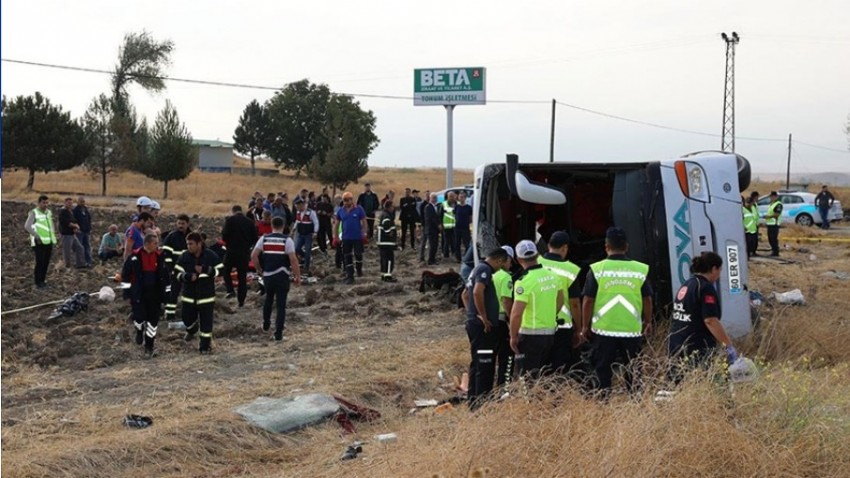 Devrilen yolcu otobüsündeki 6 kişi öldü, 35 kişi yaralandı