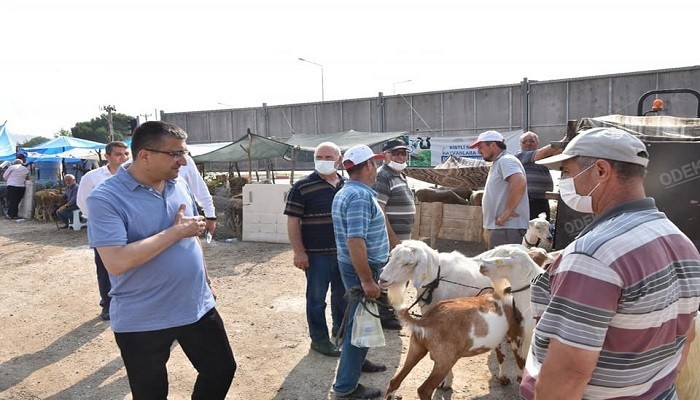 Başkan Öz hayvan pazarını ziyaret etti 