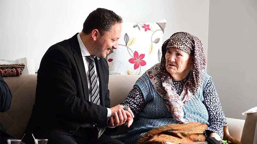 Kaymakam Kayabaşı'ndan Ayşe Teyzeye Yaşlılar Günü Ziyareti