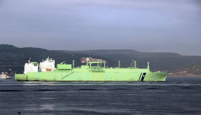 Doğalgaz tankeri Çanakkale Boğazı'nı kapattı