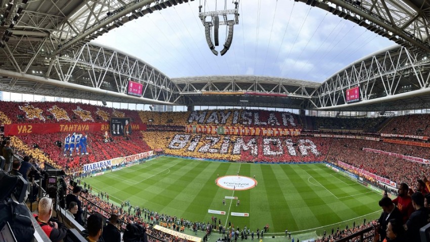 Galatasaray taraftarından derbi için koreografi  