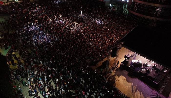 Biga'da Sinan Akçıl ve Mustafa Yıldızdoğan’la 'kurtuluş' coşkusu
