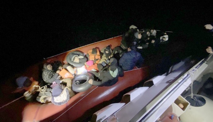 Yunan Sahil Güvenlik Ekiplerinin Ölüme Terk Ettiği 43 Düzensiz Göçmen Kurtarıldı