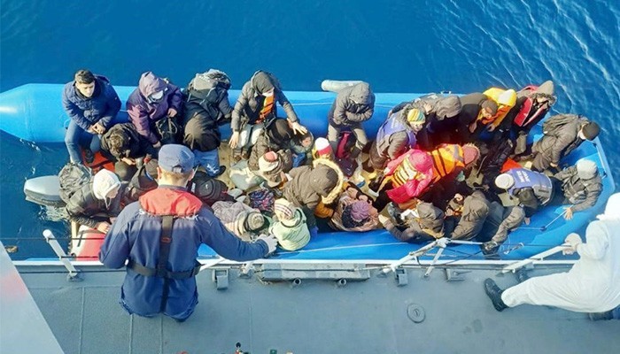 Denizde ölüme terk edilen 34 kaçak göçmen kurtarıldı