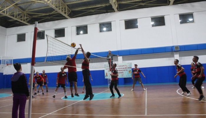 Kurumlar Arası Voleybol Turnuvası Devam Ediyor