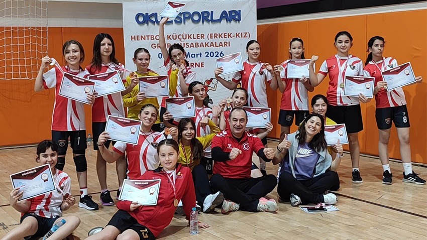 Çanakkale Atatürk Ortaokulu Hentbolda Yarı Finale Yükseldi