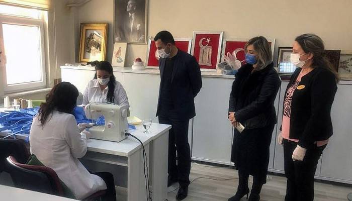 Ezine Sosyal Dayanışma Merkezinde maske üretilmeye başlandı