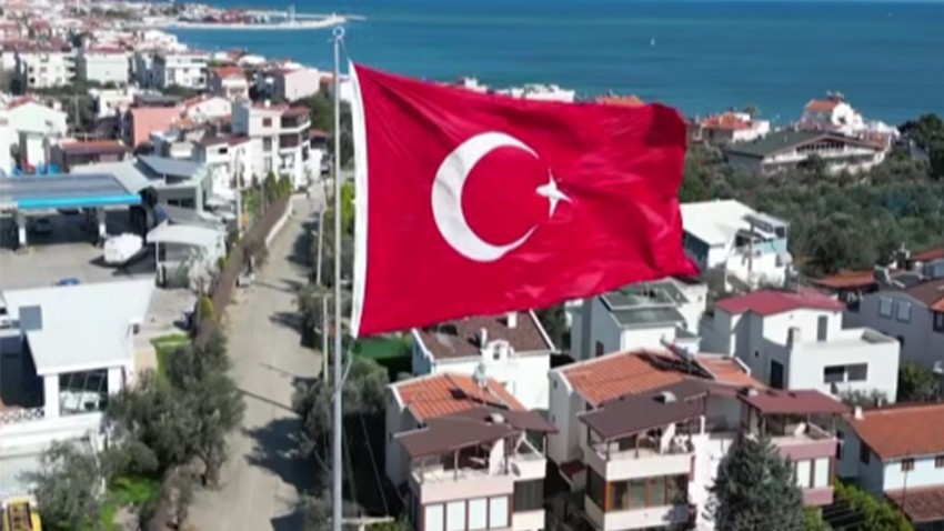 Küçükkuyu’da Dev Türk Bayrağı Göndere Çekildi