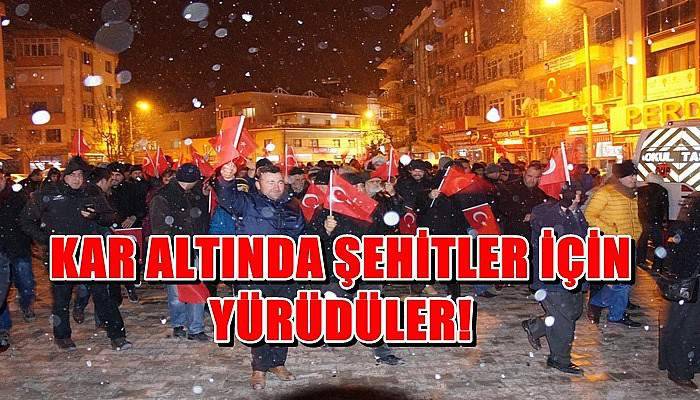  Lapseki'de kar yağışı altında şehitler için yürüdüler